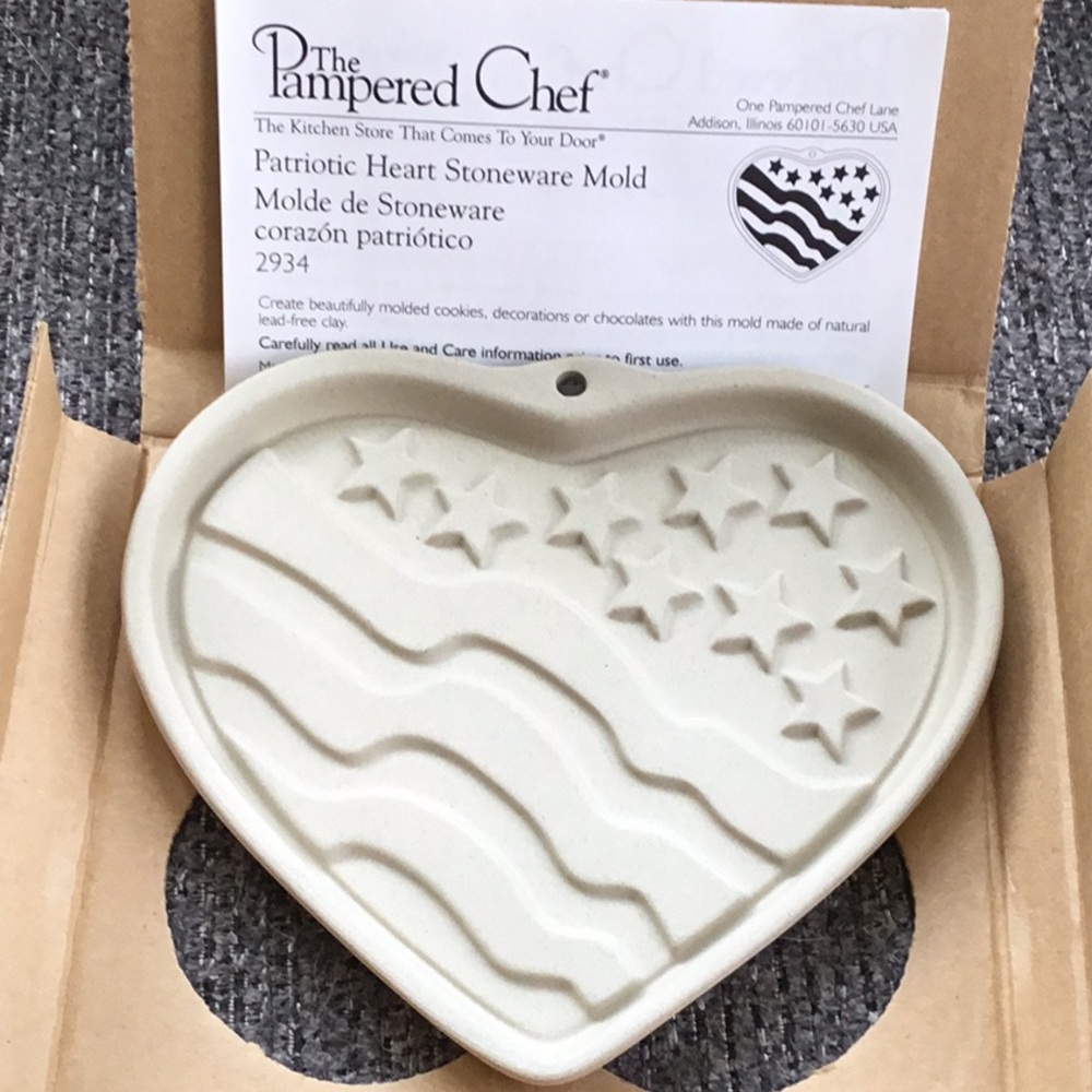 The Pampered Chef Patriotic Heart Stoneware Mold with Stars and Stripes
